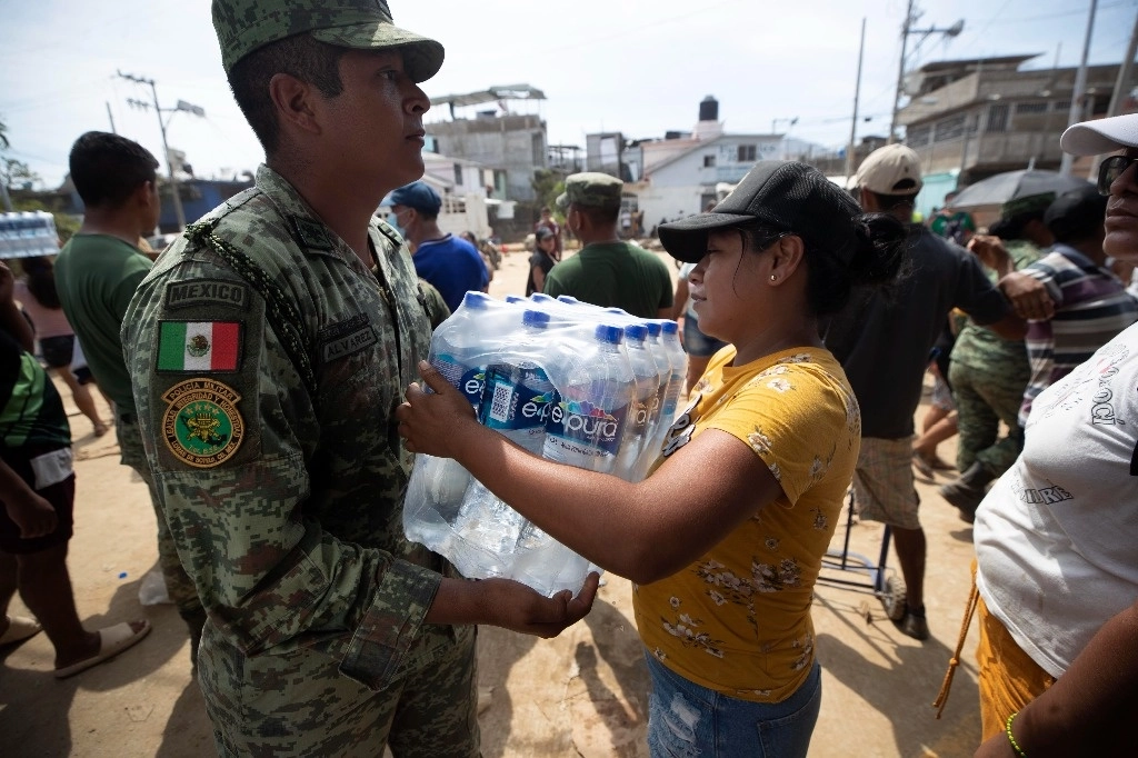 Elementos de la Sedena entregan ayuda a los damnificados por el huracán ‘Otis’ en Acapulco, Guerrero, el 28 de octubre de 2023. Foto Alfredo Domínguez 
