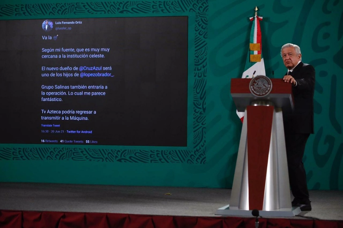 El presidente López Obrador mostró un tuit para cuestionar la credibilidad de lo que se dice. En el caso particular, un referente a la presunta compra del Cruz Azul, el 23 de junio de 2021. Foto Cristina Rodríguez 