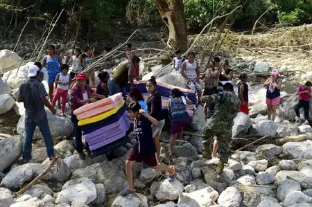 En la imagen, habitantes de la comunidad Cuitláhuac reciben ayuda del gobierno federal.  Foto Xinhua