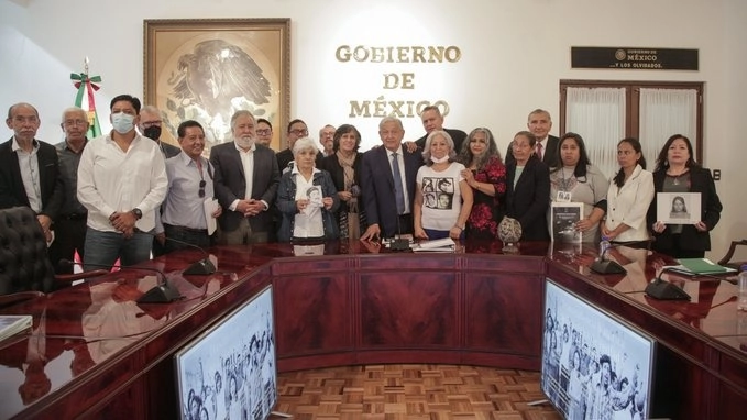 El presidente López Obrador acompañado por el subsecretario de Gobernación, Alejandro Encinas, y familiares de desaparecidos en la guerra sucia, el 30 de agosto de 2021. Foto tomada del Twitter de @lopezobrador_
