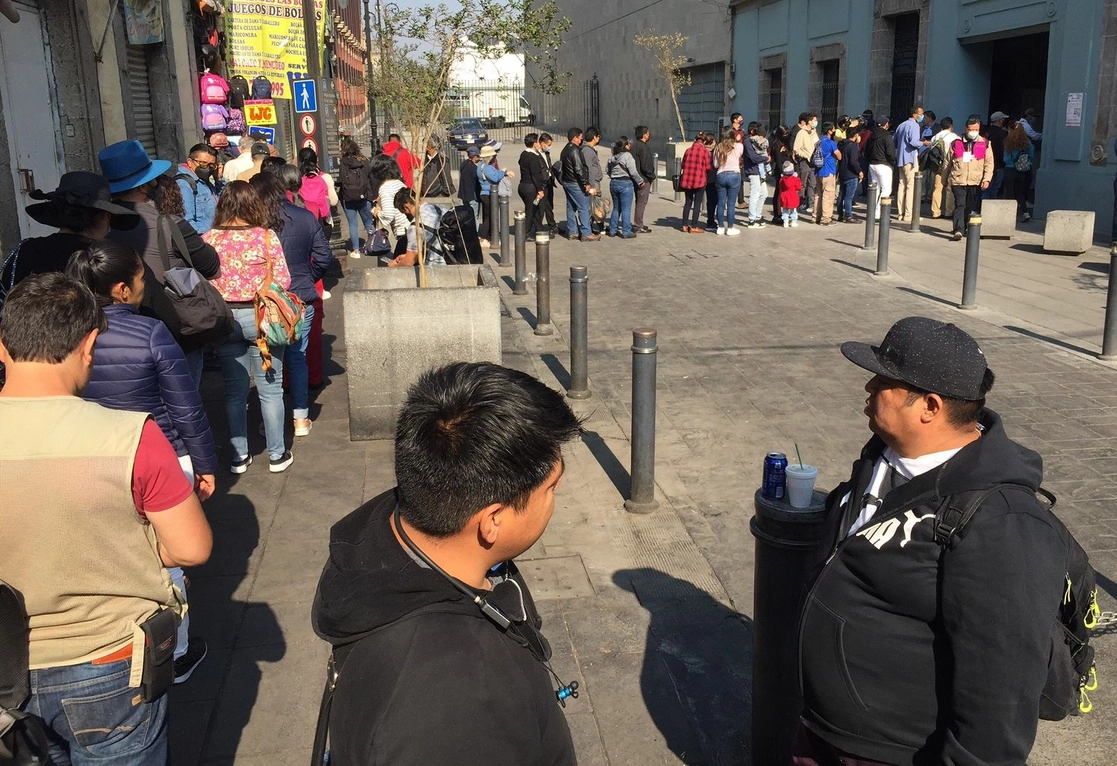 Habitantes del Centro Histórico de la Ciudad de México acuden a emitir su voto en la casilla especial 4748,  en la calle de República de Guatemala, el 10 de abril de 2022. Foto Cristina Rodríguez