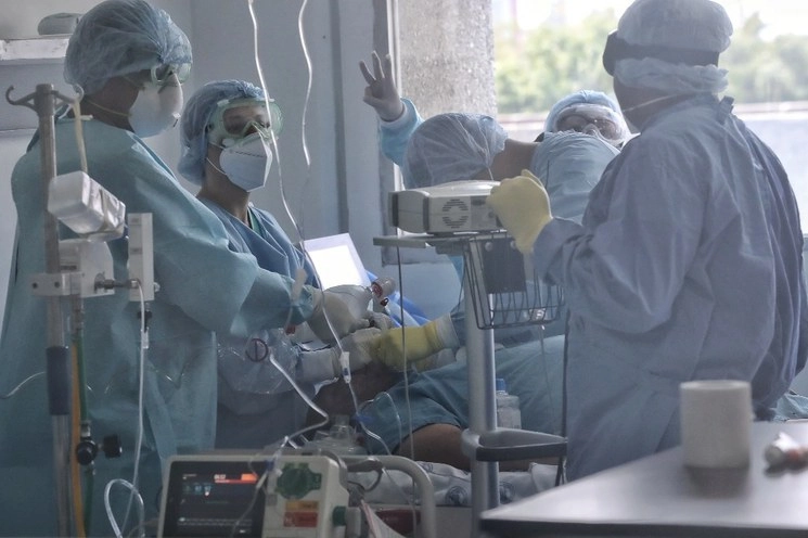 Personal médico realiza maniobras a un paciente en la zona de terapia intensiva de Covid-19 en el Hospital Juárez de México. Foto Marco Peláez