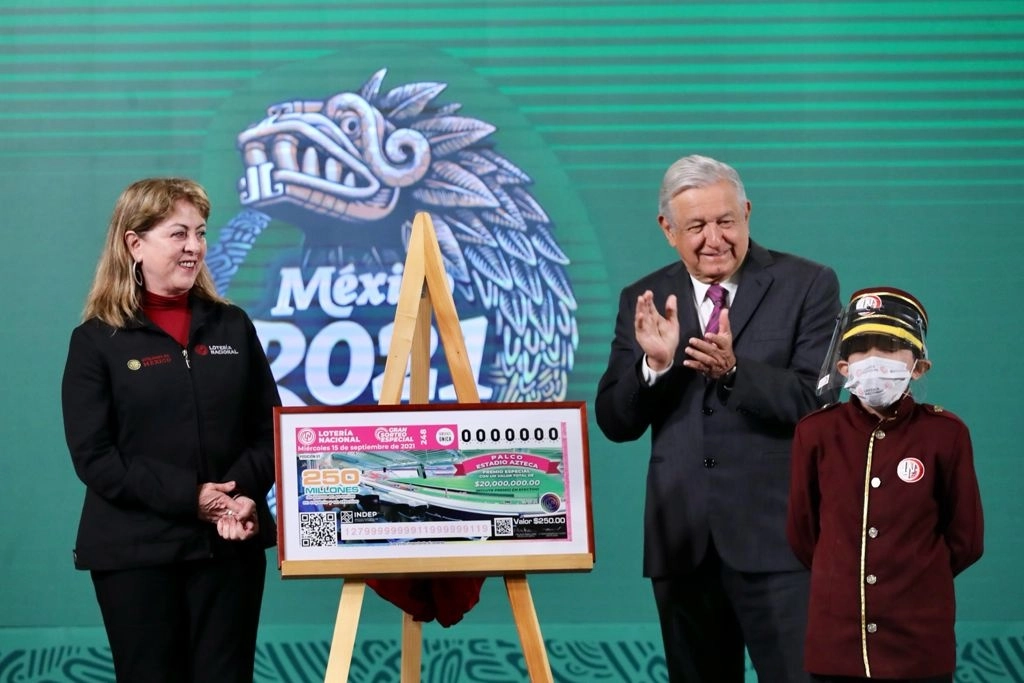 El presidente Andrés Manuel López Obrador y la directora de la Lotería Nacional, Margarita González, anunciaron ayer un sorteo para septiembre en el que se rifarán inmuebles incautados y un palco en el Estadio Azteca. Foto Roberto García Ortiz