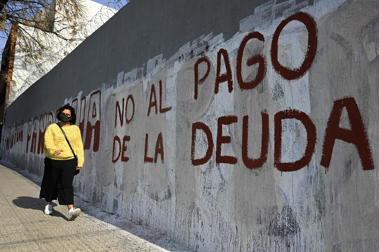 Una consigna contra el pago de la deuda externa en Buenos Aires, en imagen captada el 3 de agosto de 2020. Foto Afp