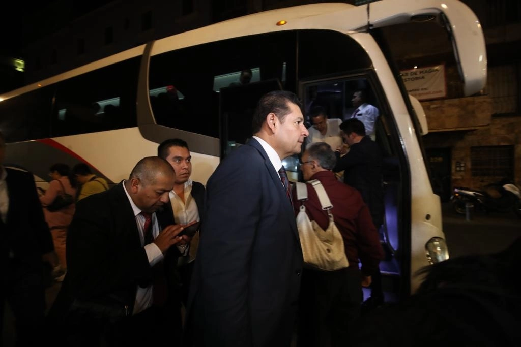El presidente de la Mesa Directiva del Senado, Alejandro Armenta a su llegada a la vieja casona de Xicoténcatl. Yazmín Ortega 


