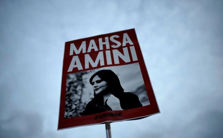 Pancarta con la foto de la iraní Mahsa Amini durante una protesta contra su muerte en Berlín, Alemania. Foto Ap /Archivo