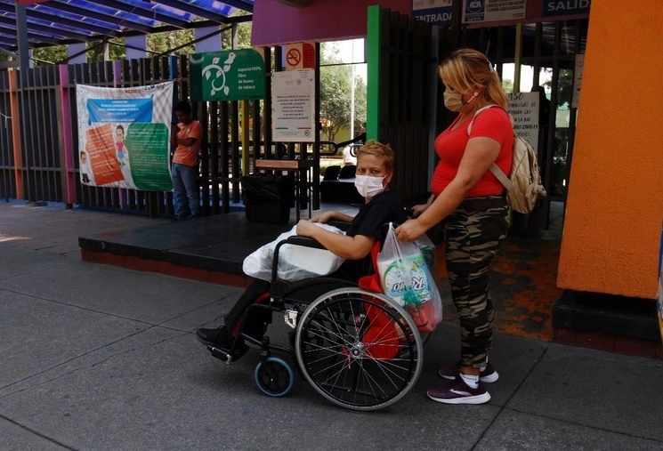 Una persona en silla de ruedas en la CDMX. Foto Cristina Rodríguez / Archivo