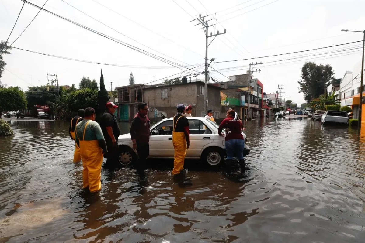 Casas y calles de la colonia de Santa María Aztahuacán quedaron anegadas por la intensa lluvia que cayo este sábado por la tarde en la alcaldía Iztapalapa, en la Ciudad de México, el 28 septiembre del 2025.