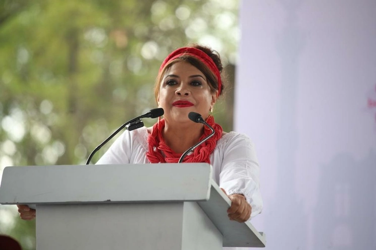  La alcaldesa de Iztapalapa, Clara Brugada, anuncia su postulación al cargo de Jefa de Gobierno de la Ciudad de México en la Puerta de los Leones del Bosque de Chapultepec, en la capital mexicana, el 25 de junio de 2023. Foto María Luisa Severiano