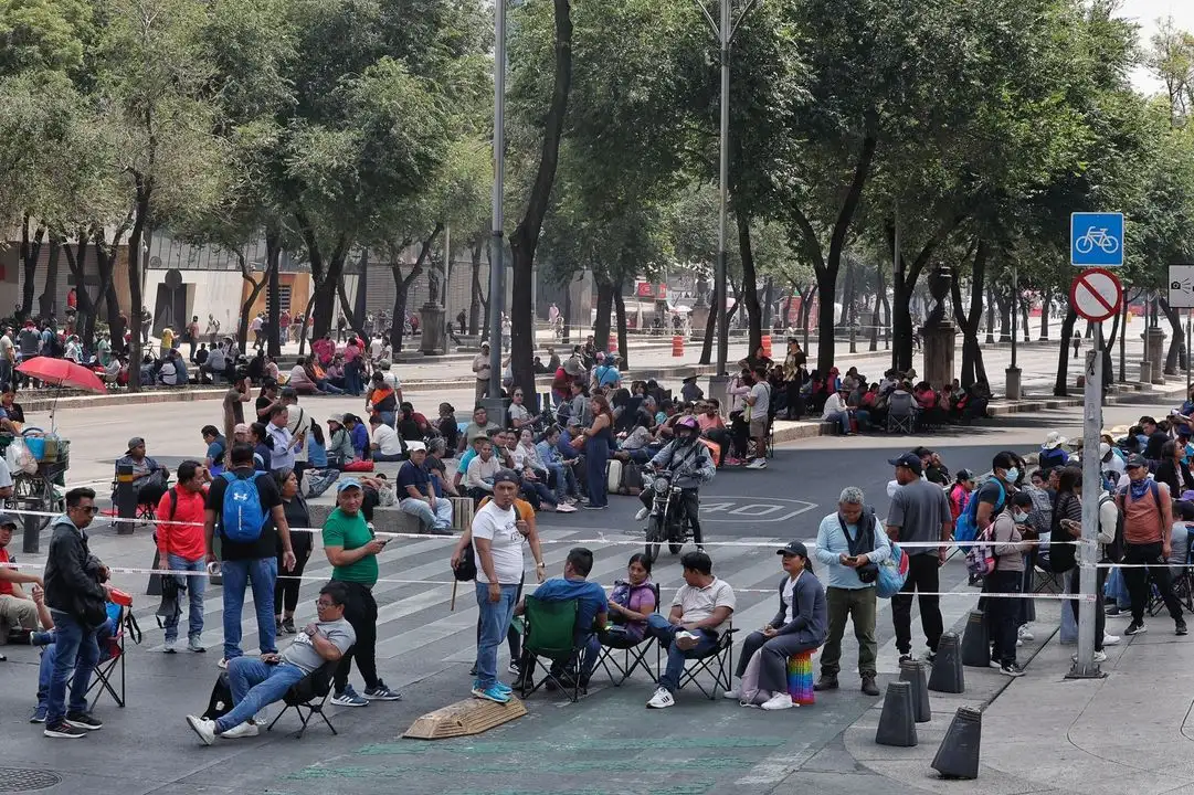 Maestros de la CNTE bloquean Reforma, como parte de su jornada de protestas para exigir una mesa de diálogo con el gobierno federal, en la Ciudad de México, el 21 de mayo de 2025. 
