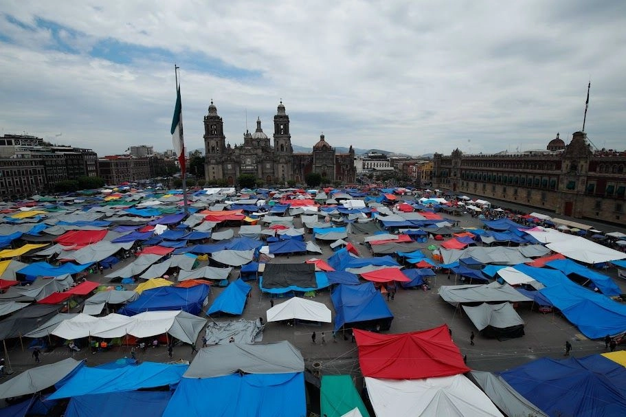 Maestros de diferentes estados y secciones de la CNTE, continúan en plantón en el Zócalo y calles cercanas al mismo. Exigen la derogación de la ley del Issste de 2007 y  el aumento salarial al 100%, en la Ciudad de  México, el 25 de mayo de 2025. Foto 