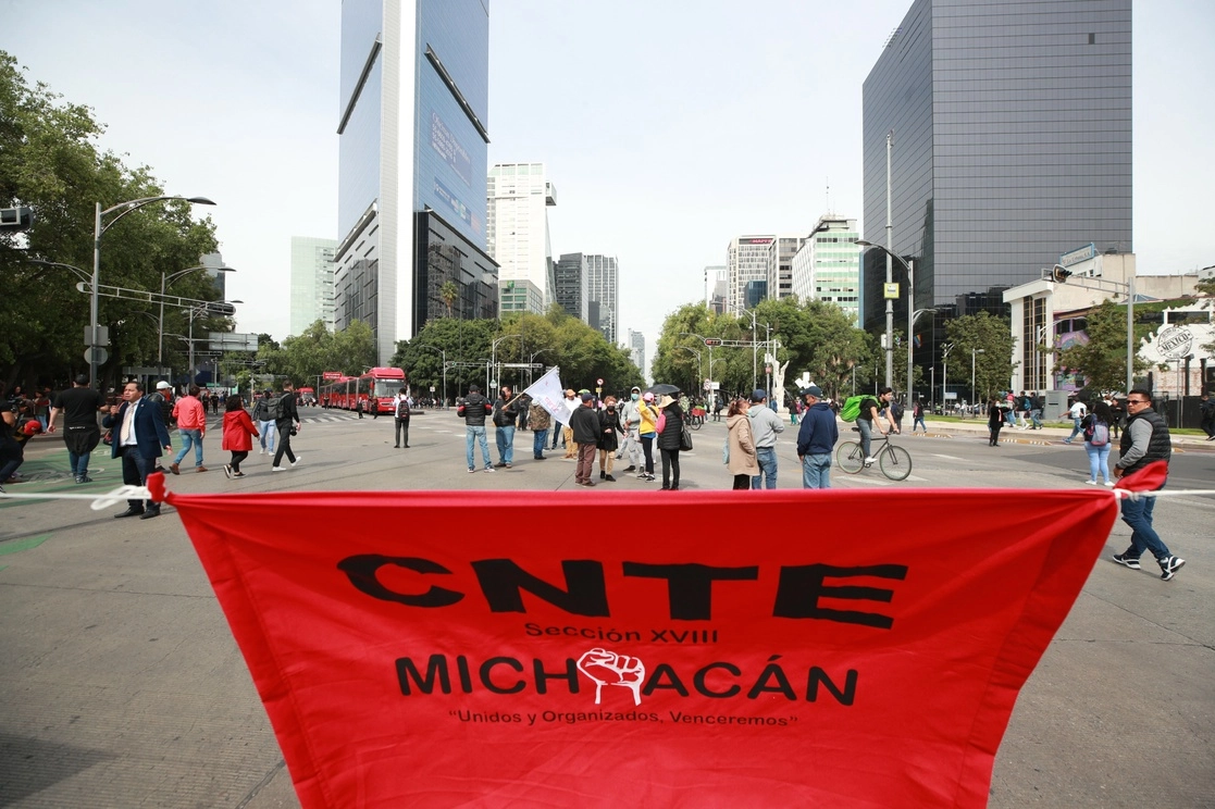 Durante un bloqueo de maestros de la CNTE, en el cruce de Paseo de la Reforma e Insurgentes, en la Ciudad de México, en junio pasado. Foto Alfredo Domínguez