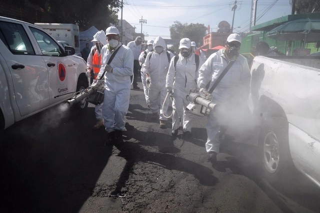 Sanitización de calles de la colonia Ajusco, en la alcaldía Coyoacán. Foto Cristina Rodríguez / Archivo