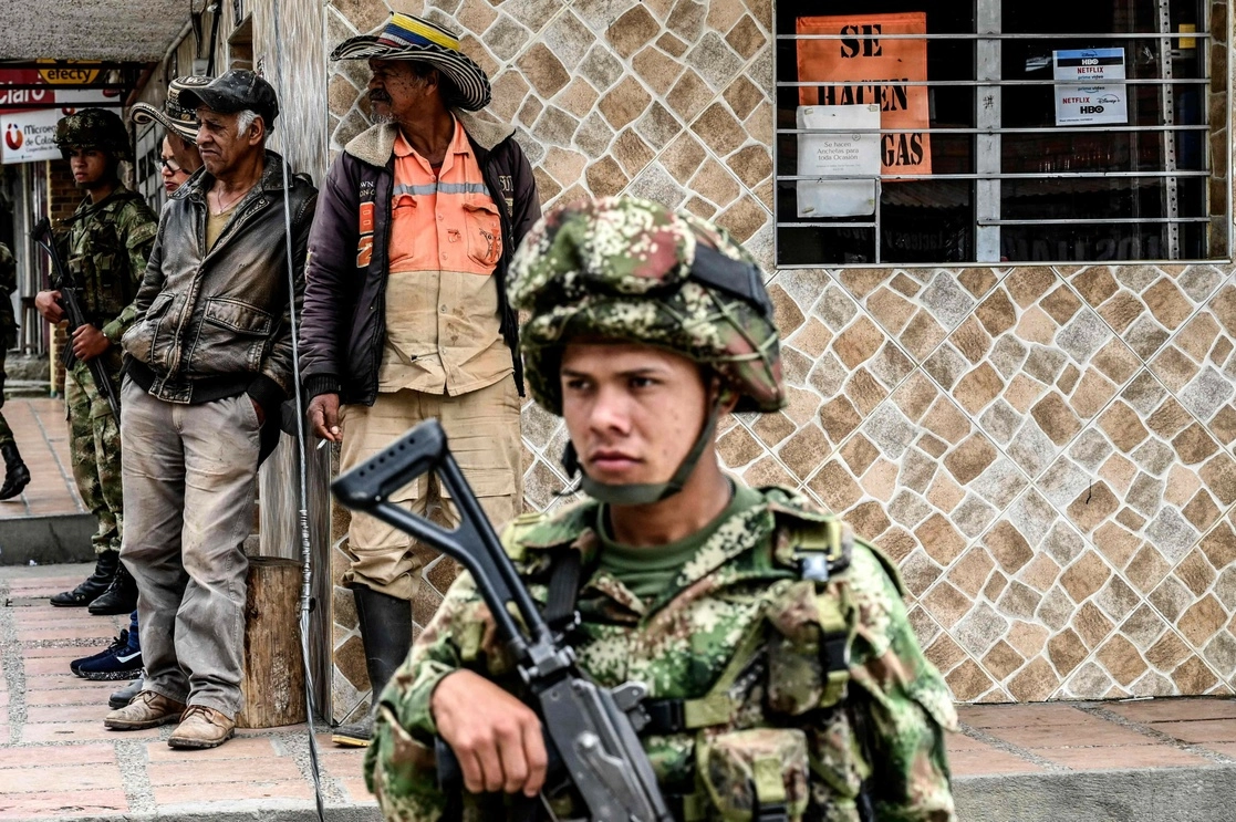 El despliegue militar en Colombia se da tras las acciones del paro armado del Clan del Golfo, que han dejado un centenar de vehículos incendiados. Foto Afp.