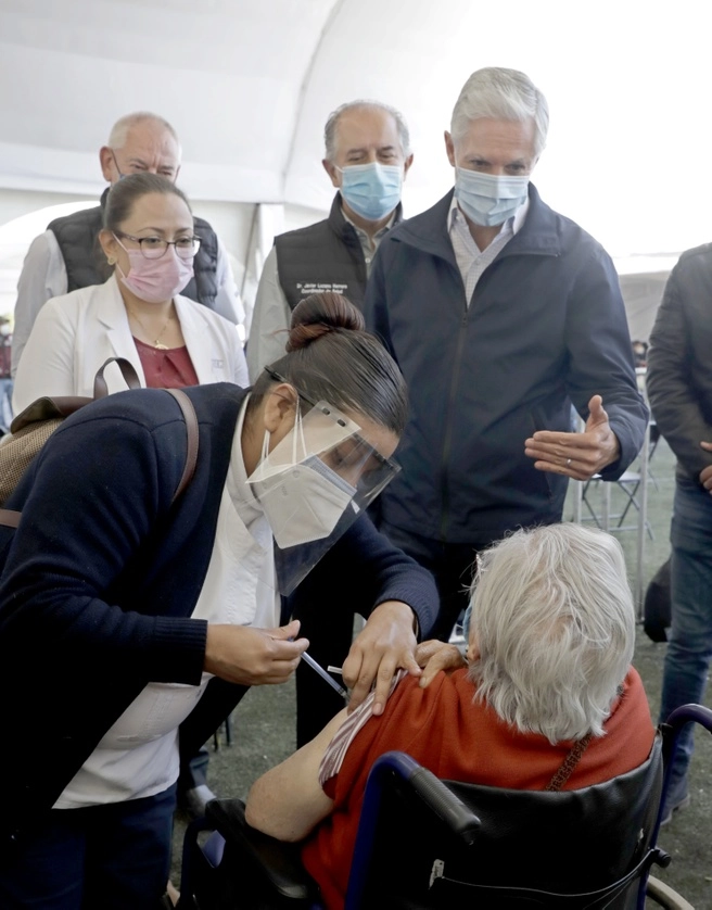 El gobernador mexiquense en un recorrido en el centro de vacunación de Chalco. Foto @alfredodelmazo