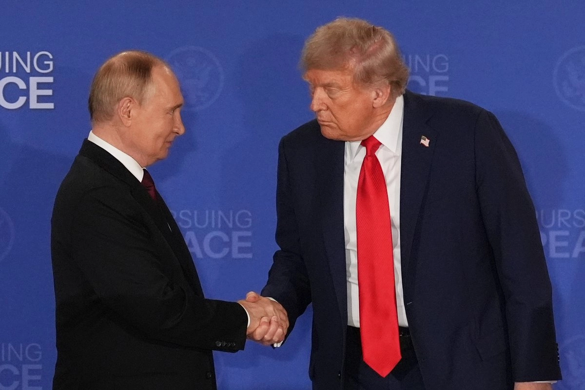 El presidente de EU, Donald Trump, junto al mandtario ruso, Vladimir Putin, durante una conferencia de prensa conjunta en la Base Elmendorf-Richardson en Alaska, el 15 de agosto de 2025. Foto  