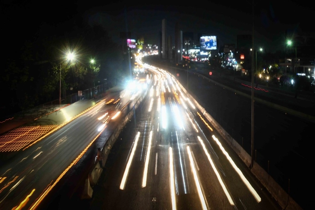 Imagen nocturna del Periférico norte. Foto Mario Jasso/ Cuartoscuro/ La Jornada