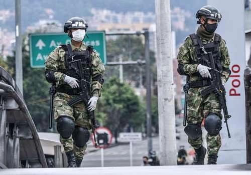 El ejército patrulla las calles de Bogotá durante el aislamiento obligatorio que se decretó en Colombia para frenar la pandemia, que ha dejado 12 muertos. Foto Afp