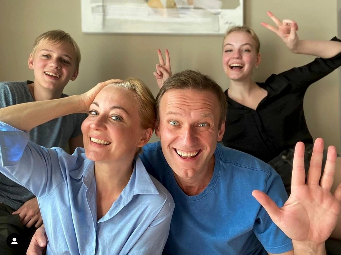 El líder opositor ruso Aleksei Navalny y su familia en una ‘selfie’ de Año Nuevo. Foto Ap 