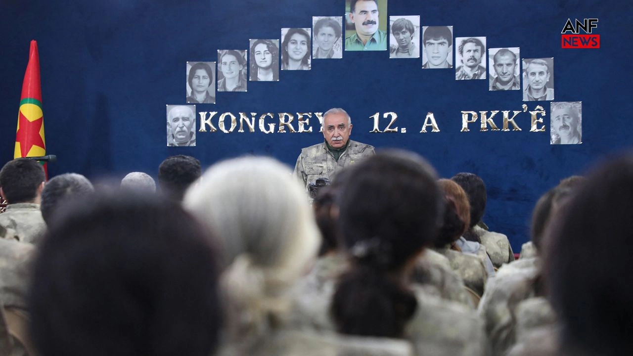 El líder del PKK (Partido de los Trabajadores del Kurdistán), Murat Karayilan, anunciando la disolución del partido PKK durante el 12º Congreso del Partido celebrado en un lugar no revelado en el norte de Irak, el 12 de mayo de 2025.