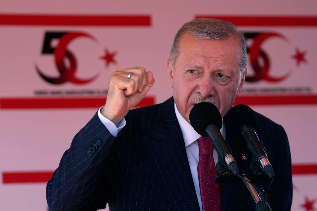 El presidente turco, Recep Tayyip Erdogan, habla durante un desfile militar en la zona ocupada por Turquía de la capital dividida, Nicosia, Chipre, el 20 de julio de 2024. Foto Ap