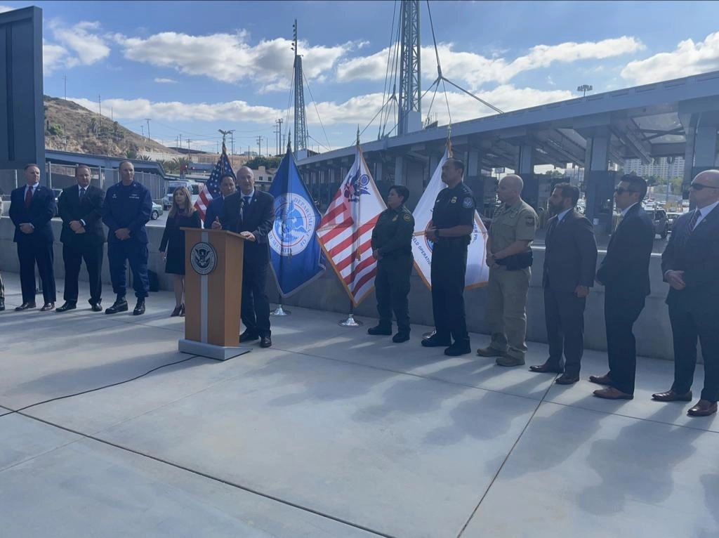 Autoridades de Estados Unidos frente a la garita de San Ysidro, California durante su anuncio. Foto Mireya Cuéllar