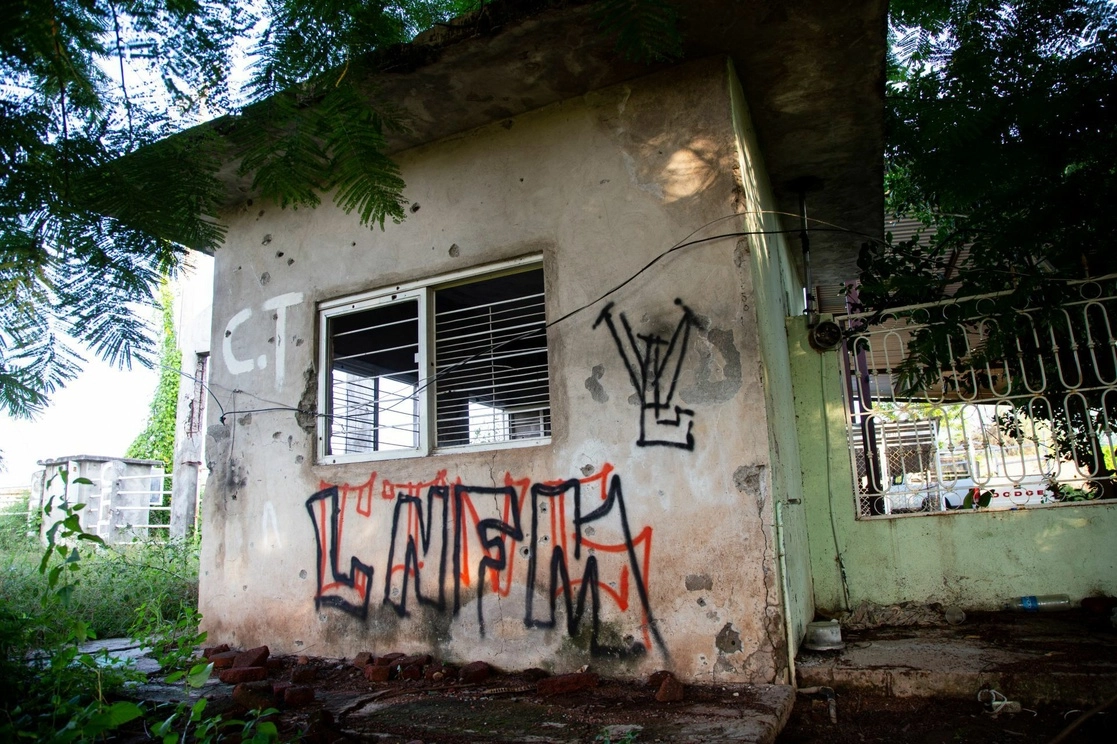 Graffiti en inmueble, con las iniciales sobrepuestas del Cártel Jalisco y La Nueva Familia. Foto Cuartoscuro / Archivo