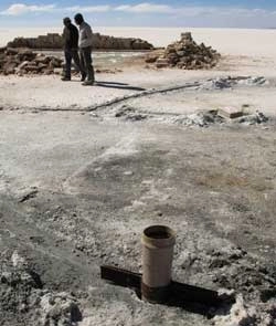 En imagen de archivo, el desértico salar de Uyuni en Bolivia. Foto Reuters