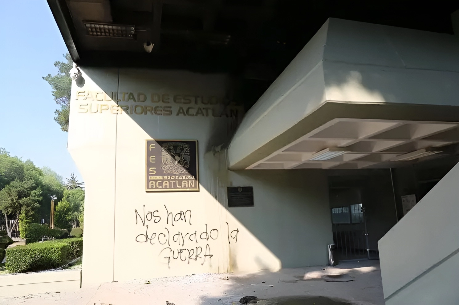 La dirección de la Facultad de Estados Superiores Acatlán informó el inicio de clases en línea a partir de este miércoles, debido a la ‘toma’ de instalaciones del plantel por un grupo de jóvenes embozados. La imagen tomada de X @FES_ACATLAN / Archivo