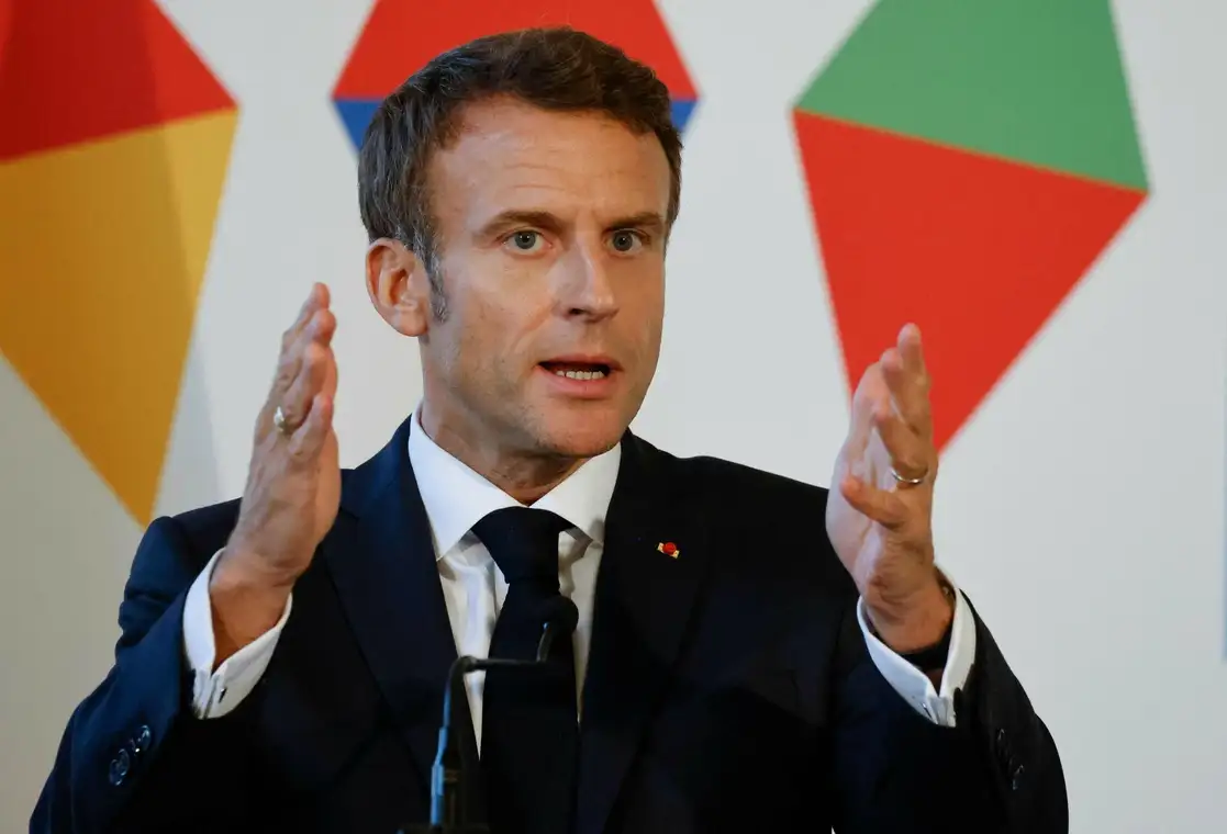 El presidente francés, Emmanuel Macron, durante una conferencia de prensa en el castillo de Praga, donde se lleva a cabo la Cumbre Europea "Comunidad Política Europea", en República Checa, el 7 de octubre de 2022. Foto Afp