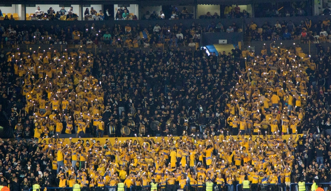 Aficionados de la UANL en el estadio de Tigres. Foto Afp