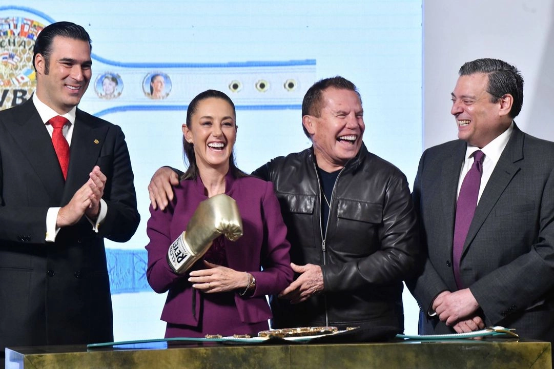 Miguel Torruco Garza, director nacional de Promoción al Deporte y Bienestar; Claudia Sheinbaum, presidenta de México; Julio César Chávez González, ex boxeador mexicano, y Mauricio Sulaimán Saldívar, presidente del Consejo Mundial de Boxeo, durante la conferencia matutina realizada en Palacio Nacional, se compartió detalles sobre la clase masiva de box que se realizará el próximo 6 de abril en el Zócalo capitalino.