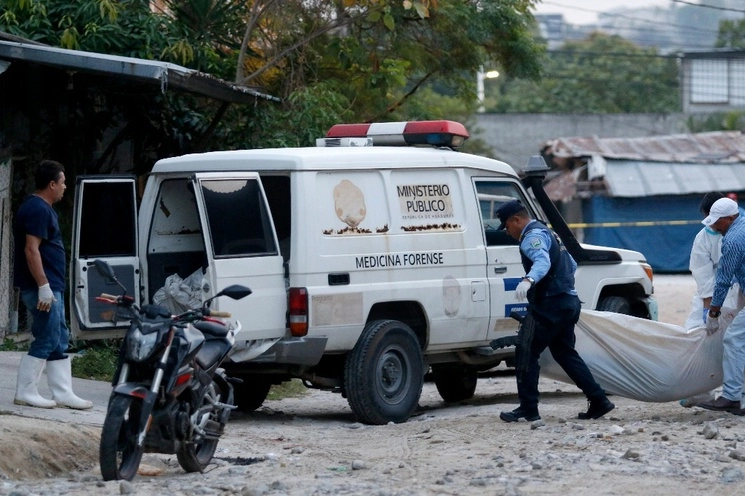 La presidenta de Honduras, Xiomara Castro, estableció un toque de queda especial en Choloma debido a la escalada de violencia en esa región. Foto Afp