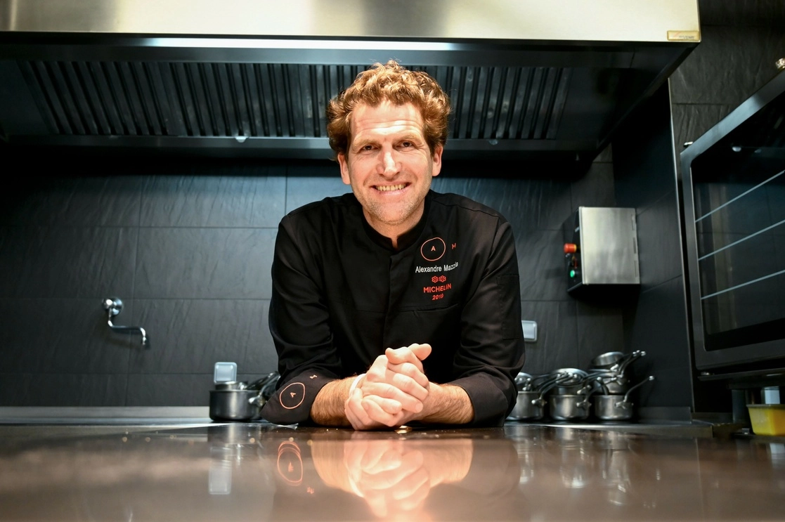 El chef francés Alexandre Mazzia posa en su restaurante "AM" en Marsella, sur de Francia, el 18 de enero de 2021, tras ser galardonado con una tercera estrella Michelin. Foto Afp