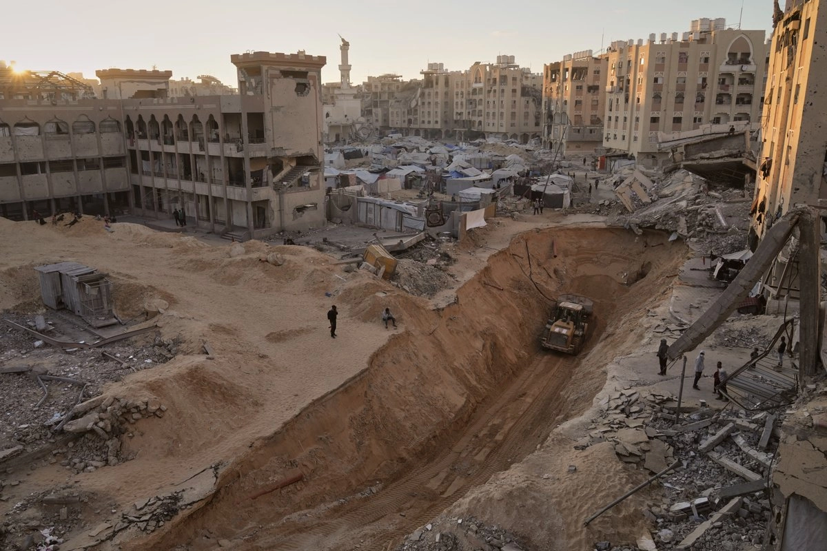 Miembros del grupo militante Hamas buscan cadáveres en albergues de Khan Younis, en el sur de la Franja de Gaza, el 18 de octubre de 2025.