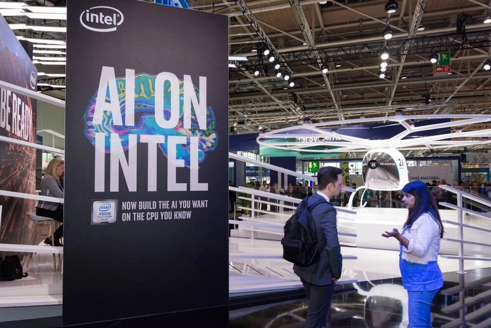 Utilizando una de sus propias supercomputadoras, Intel desarrolló un sistema de IA generativa capaz de leer texto e imágenes mediante una combinación de tecnología de código abierto. Foto tomada de X.