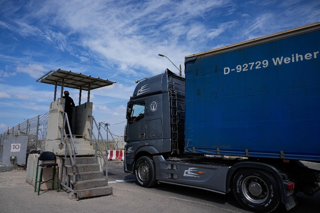 Un camión de ayuda humanitaria para la franja de Gaza, pasa a través del cruce de Kerem Shalom, al sur de Israel, en imagen del 14 de marzo pasado. Foto Afp 