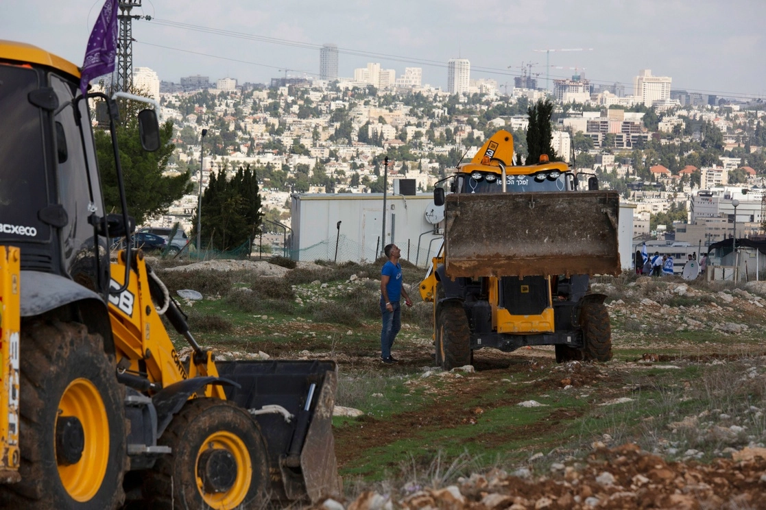 Trabajadores descansan en un sitio de construcción en el asentamiento israelí de Givat Hamatos, en Jerusalén, el 16 de noviembre de 2020. Foto Ap