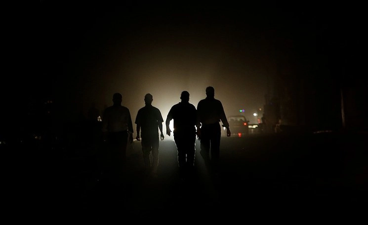 Palestinos caminan en la Franja de Gaza. Foto Afp