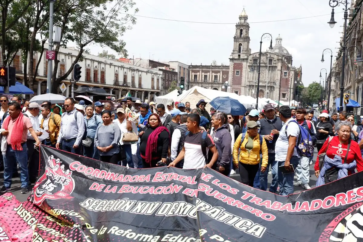 La CNTE informó que realizará dos protestas, una el 17 de octubre y otra en noviembre en un día por definir, en demanda de abrogar la Ley del Issste de 2007. En tanto, la Ceteg sostuvo una mesa tripartita en las instalaciones de la SEP en la Ciudad de México (en la imagen), en la cual alcanzaron “algunos avances”. 