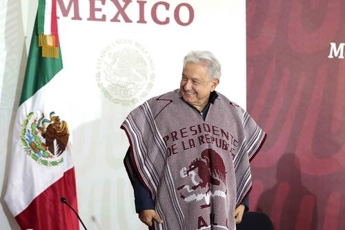 El presidente Andrés Manuel López Obrador encabeza la reunión con autoridades de La Montaña en la sede Malinaltepec de la Universidad Intercultural de Guerrero. Foto Presidencia