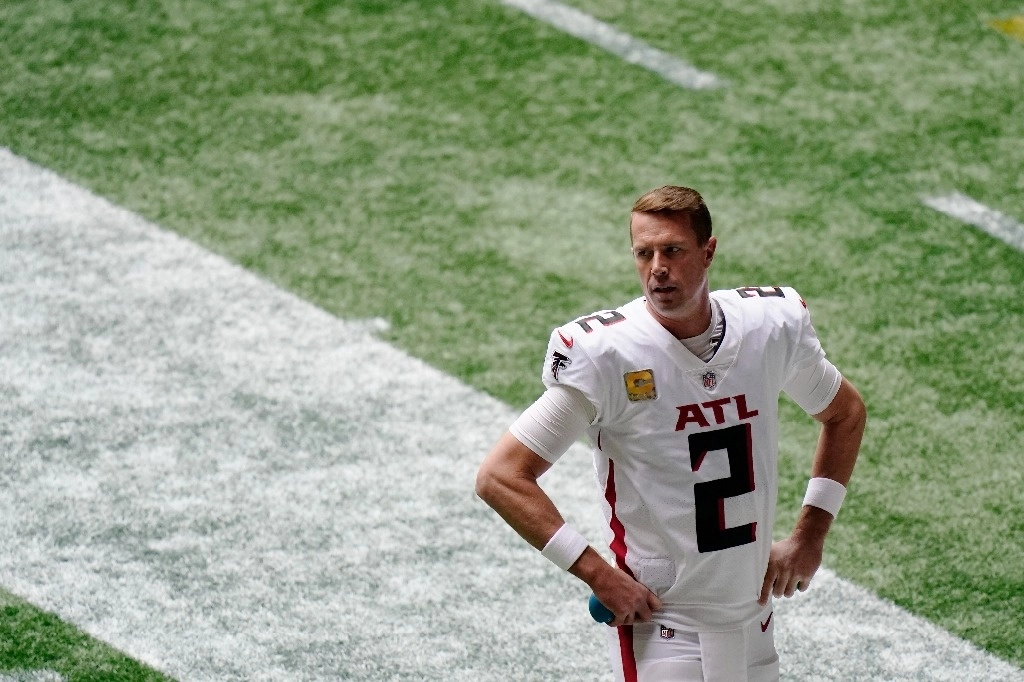 El mariscal de campo de los Atlanta Falcons, Matt Ryan, calienta antes de la primera mitad de un partido de fútbol americano de la NFL entre los Atlanta Falcons y los Denver Broncos, en Atlanta. Foto Ap 