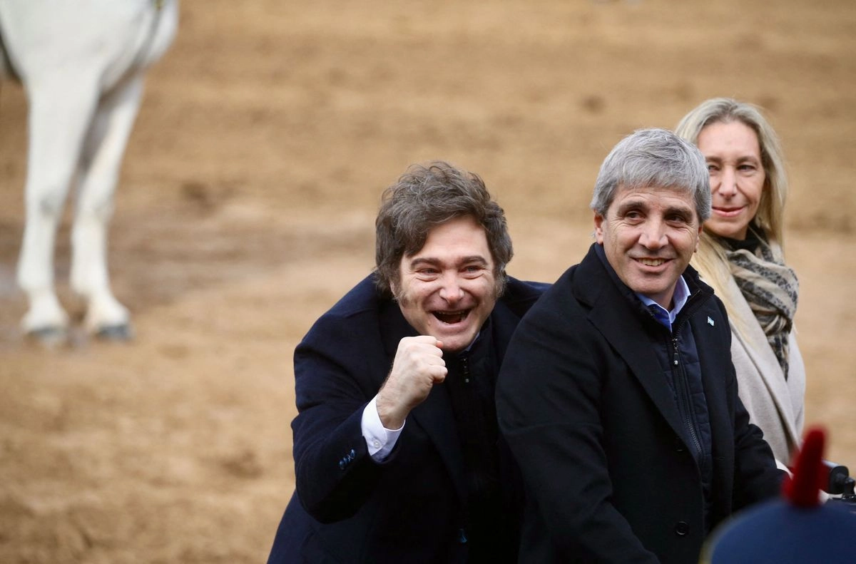 El presidente de Argentina, Javier Milei, su hermana, la secretaria general de la Presidencia, Karina Milei, y el ministro de Economía, Luis Caputo, durante la exposición de la Sociedad Rural Argentina en Buenos Aires el 26 de julio de 2025.