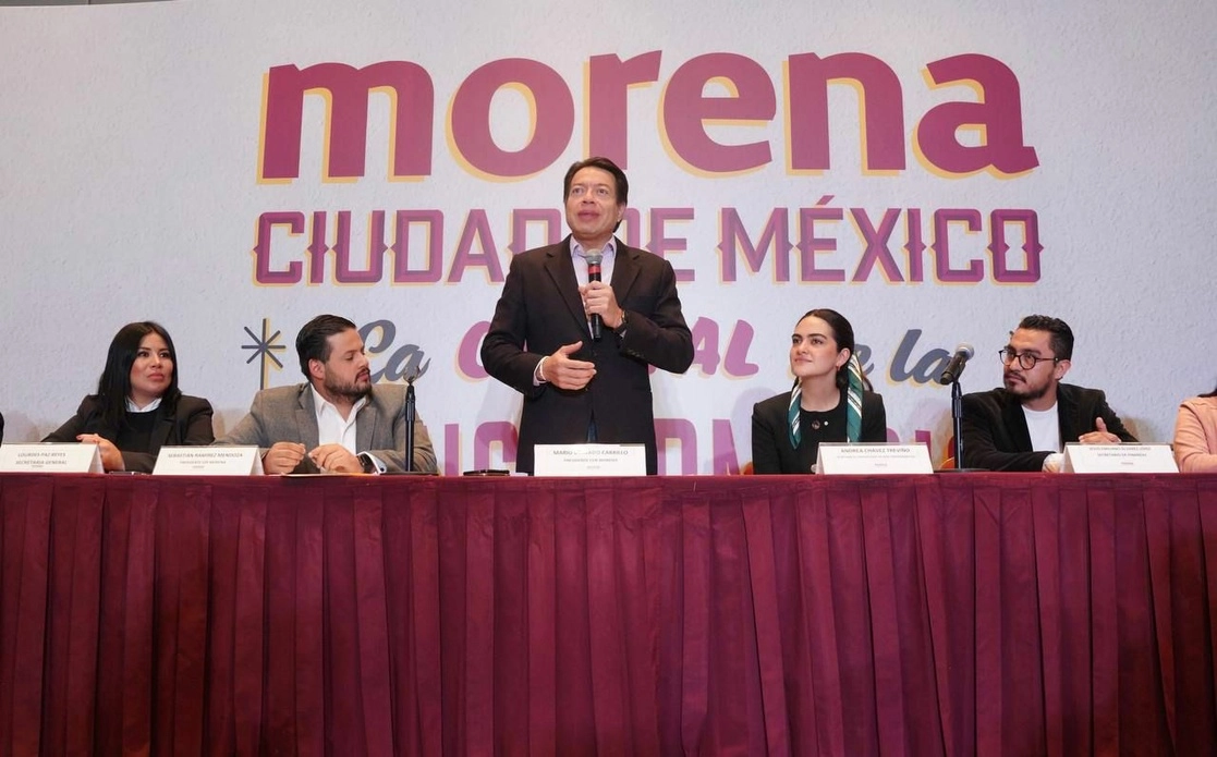 El dirigente nacional de Morena, Mario Delgado, de pie, al hacer el anuncio sobre la campaña de resultados del partido en la Ciudad de México, el 20 de octubre de 2022. Foto tomada del sitio de https://morena.org