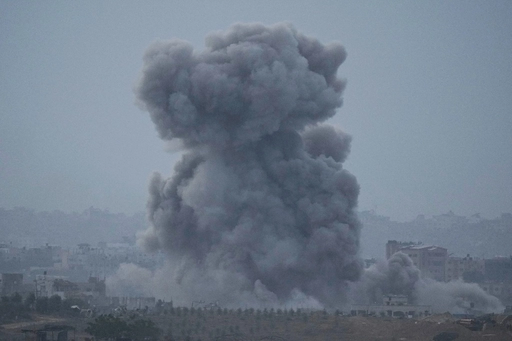 Columnas de humo se elevan tras un bombardeo aéreo israelí en la franja de Gaza este domingo. Foto Ap