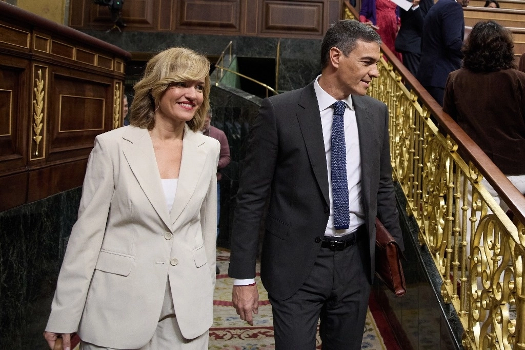 La ministra Portavoz, Pilar Alegría y el presidente del Gobierno, Pedro Sánchez, llegan a una sesión de control al Gobierno, en el Congreso de los Diputados, a 9 de octubre de 2024, en Madrid (España). Foto Europa Press