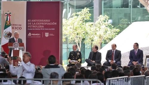 El presidente Andrés Manuel López Obrador durante la ceremonia por el 82 aniversario de la expropiación petrolera ratificó que su gobierno no “modificará el marco legal para revocar los contratos que se entregaron a partir de la llamada reforma energética. Foto Marco Peláez