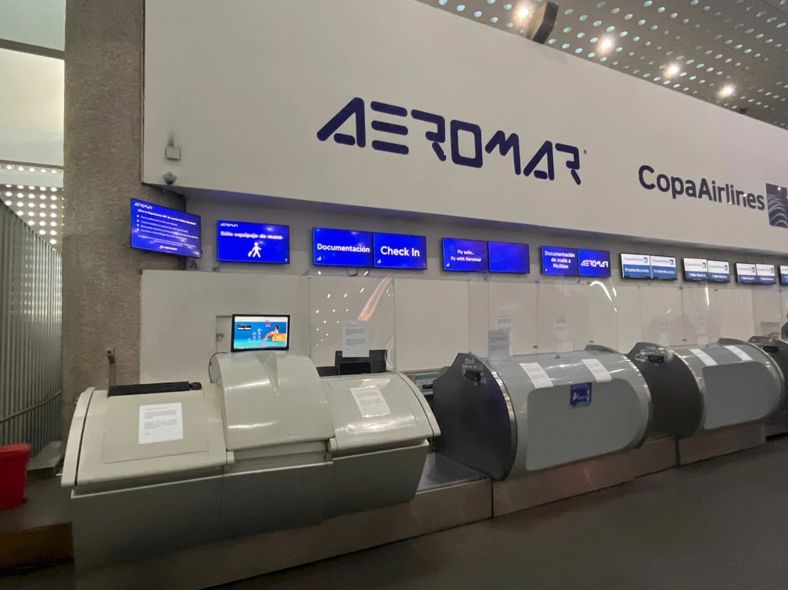 El área de documentación de Aeromar en el AICM, tras el anuncio del cese de sus operaciones, este 15 de febrero. Foto Luis Castillo