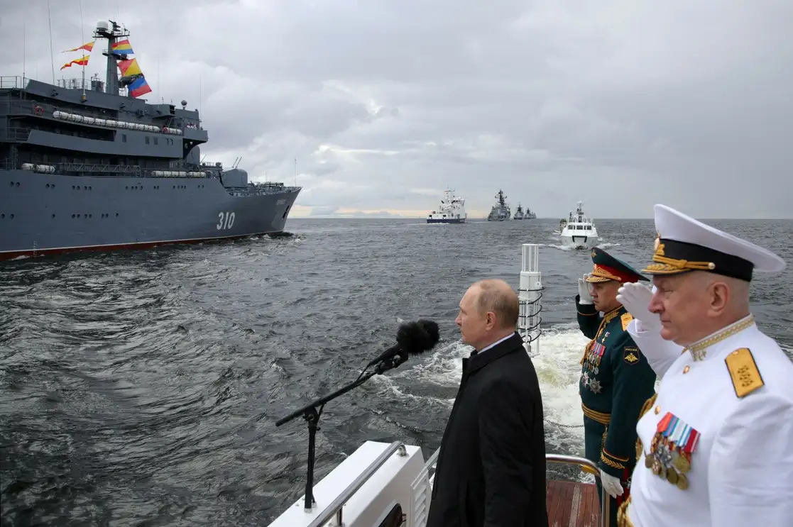 El presidente ruso, Vladimir Putin, flanqueado por el ministro de Defensa, Serguei Shoigú, y el comandante en jefe de la Marina, Nikolai Yevmenov, encabezó ayer un desfile naval en San Petersburgo. Foto Afp