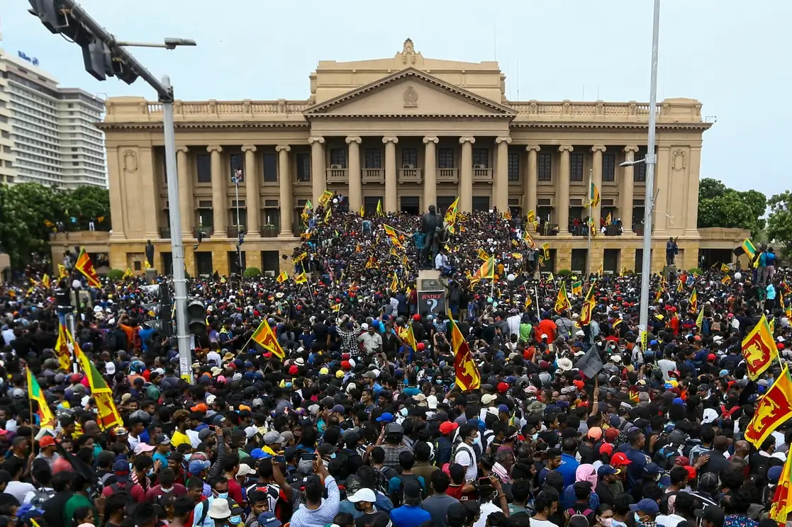 Manifestantes protestan frente a la oficina del presidente en Colombo, el 9 de julio de 2022. Foto Afp
